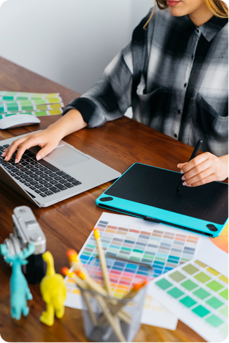 close-up-view-graphic-designer